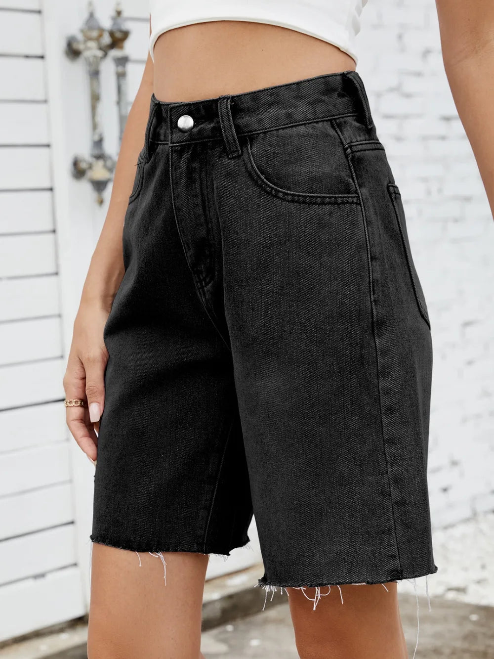 Short en jean délavé à ourlet brut