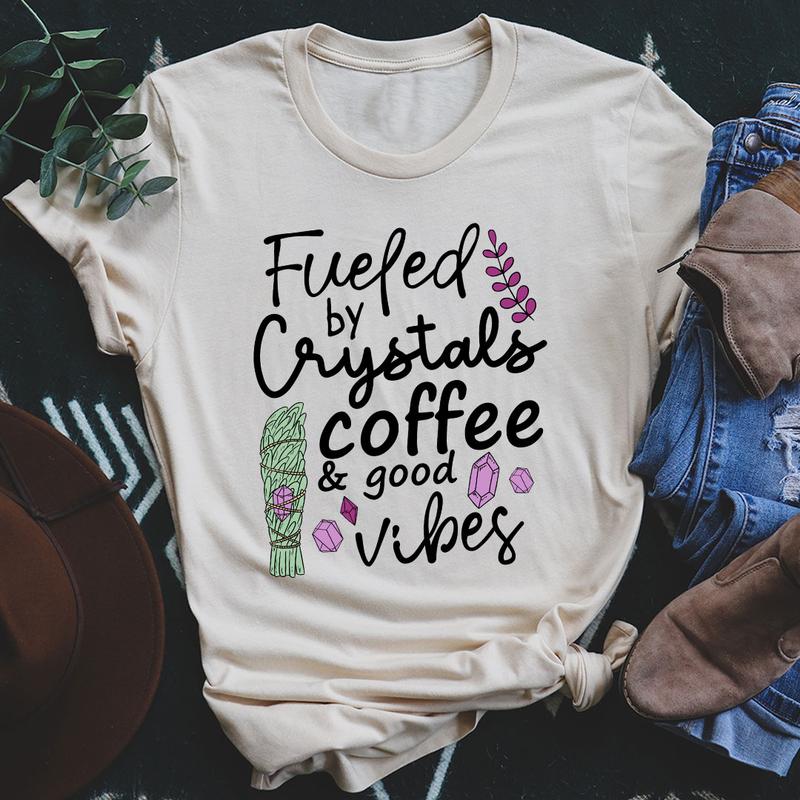 Camiseta con gráfico "Good Vibes" de Fueled By Crystals Coffee, hecha en EE. UU.