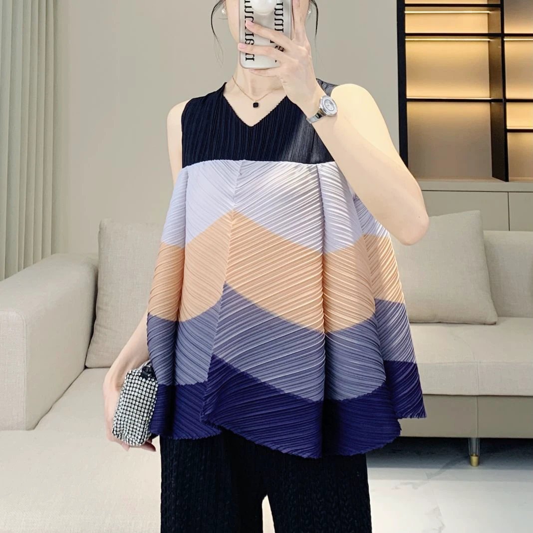 V-neck color blocked loose pleated top with youthful and stylish style, versatile sleeveless T-shirt for women by eprolo