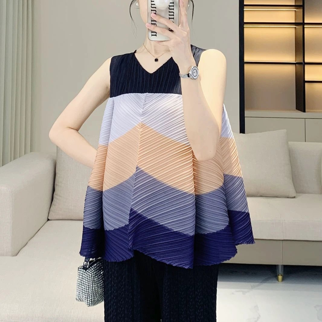 V-neck color blocked loose pleated top with youthful and stylish style, versatile sleeveless T-shirt for women by eprolo