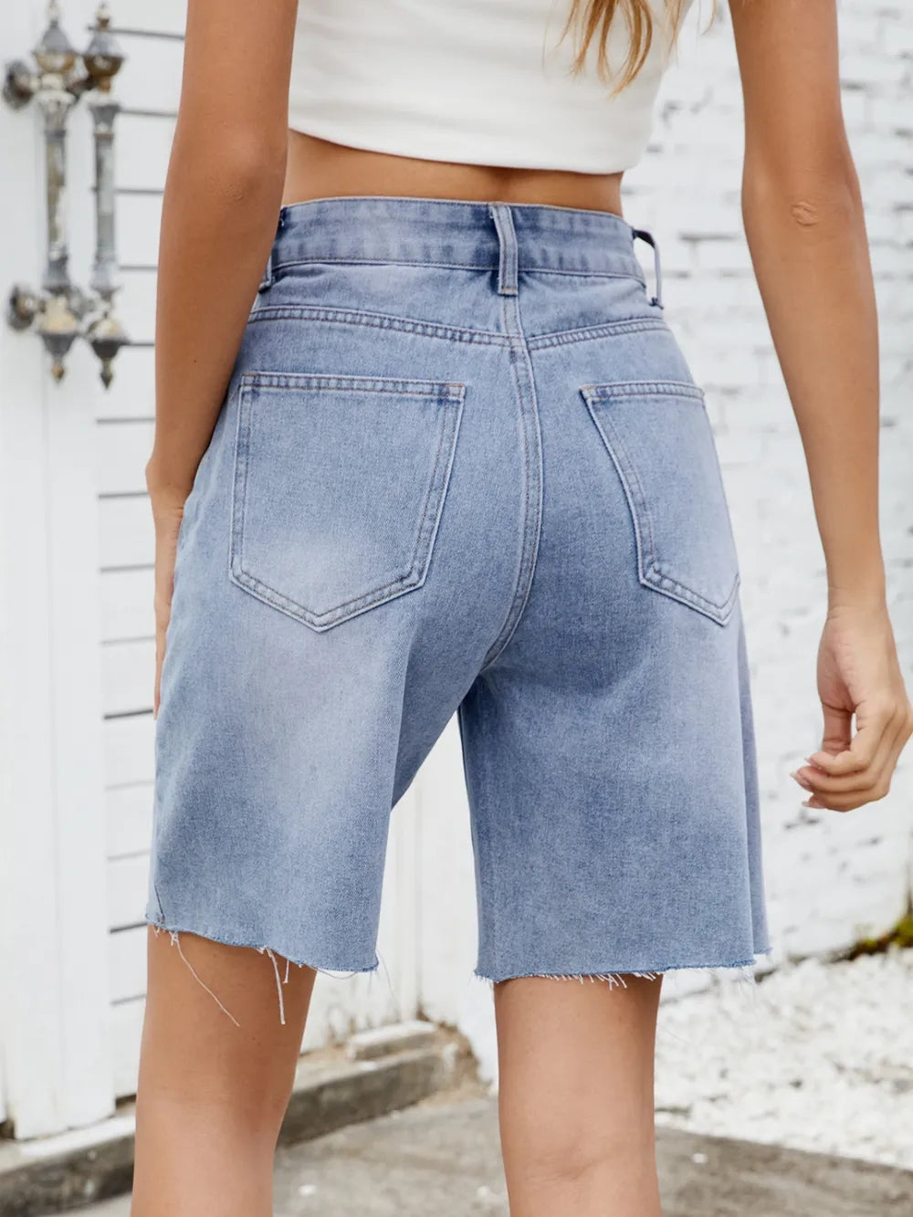 Short en jean délavé à ourlet brut
